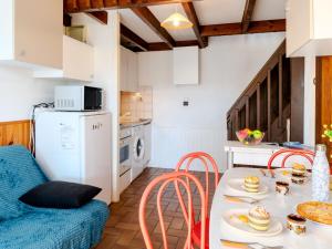 une cuisine avec une table et des chaises dans une pièce dans l'établissement Apartment Les Landaises-5 by Interhome, à Mimizan-Plage
