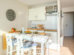 Kuchyň nebo kuchyňský kout v ubytování Apartment L'Oustalet-5 by Interhome