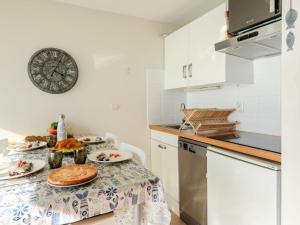 Kuchyň nebo kuchyňský kout v ubytování Apartment L'Oustalet-5 by Interhome