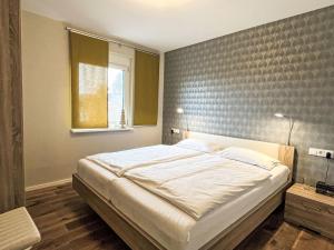 Un dormitorio con una cama grande y una ventana en Holiday Home Ambiente by Interhome, en Dittishausen