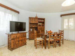 Televízia a/alebo spoločenská miestnosť v ubytovaní Holiday Home Villa Nena by Interhome