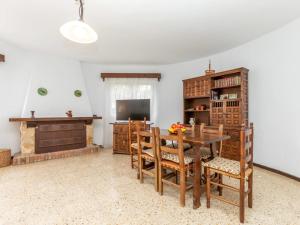 Televízia a/alebo spoločenská miestnosť v ubytovaní Holiday Home Villa Nena by Interhome