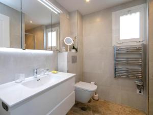 Kúpeľňa v ubytovaní Apartment Orellana-5 by Interhome