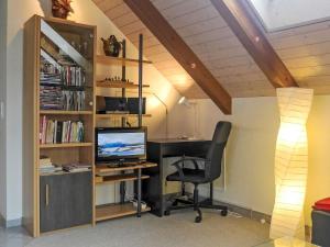 Knihovna v apartmánu