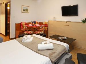 Μια τηλεόραση ή/και κέντρο ψυχαγωγίας στο Apartment Arnica 16 by Interhome +27 φωτογραφίες