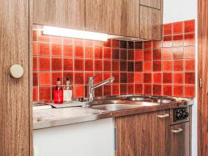 Η κουζίνα ή μικρή κουζίνα στο Apartment Arnica 16 by Interhome