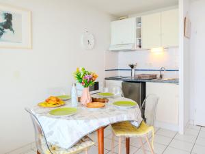 Kuchyň nebo kuchyňský kout v ubytování Apartment Grands espaces by Interhome