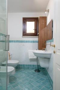 un bagno con lavandino e WC di Marina Maria a Murta Maria Altre 13 foto