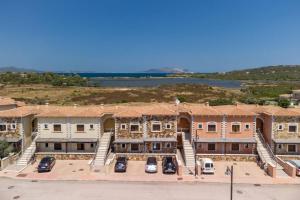 una vista aerea di un grande complesso residenziale con parcheggio di Marina Maria a Murta Maria