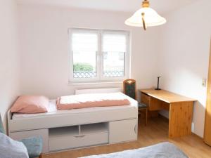 ルブミンにあるHoliday Home Enikö by Interhomeのベッドと机と窓のある寝室
