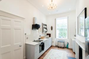 Nhà bếp/bếp nhỏ tại Town centre luxury in 21A, 21B and 21C Montpellier Terrace available separately or together, amazing location opposite Montpellier Gardens