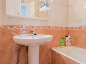 A bathroom at Holiday Home Tista by Interhome