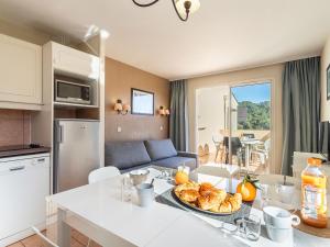 Kuchyň nebo kuchyňský kout v ubytování Apartment Les Rivages de Coudoulière-28 by Interhome