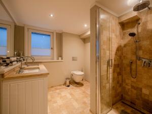 Un baño con ducha, lavabo e inodoro. en Landhaus Meeresrauschen, en Wenningstedt 15 fotos más