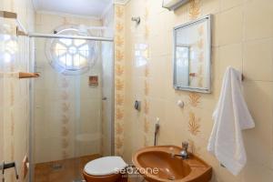 a bathroom with a sink and a toilet and a shower at Elegante Apto a 260m da Praia Grande BTI003 in Ubatuba +10 photos