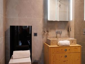Koupelna v ubytování Chalet Nous Deux by Interhome