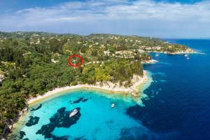 an island with a red marker in the water at Aimilia Cottage in Longós