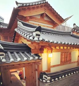 un edificio con un techo japonés tradicional en Numaru Stay - Luxury Private Hanoks in Seochon, Seoul, en Seúl