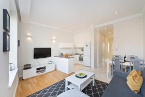 Una sala de estar y una cocina con un sofá y una mesa. en YOURAPART Piwna Luxury Apartment, en Gdansk