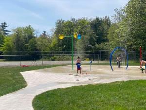 Area giochi per bambini di 4BR Retreat with Hot Tub and Resort Style Amenities