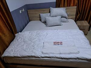 Postel nebo postele na pokoji v ubytování DeraDavids Apartment + 2 fotografie