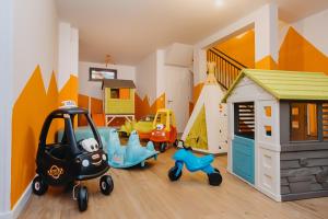 a childs room with toy cars and a toy house at Osada Śnieżka koło Karpacza in Karpacz +53 photos