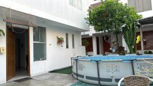 Urbanizacion Buenos AiresにあるLa casa de Rosyのバスタブ(家の外に設置) +5枚の写真
