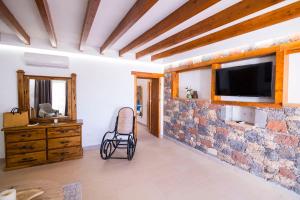 Televízia a/alebo spoločenská miestnosť v ubytovaní Hotel Rural Rosario Martin