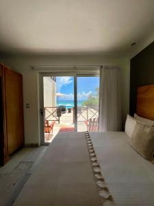 Postel nebo postele na pokoji v ubytování El Paraiso Hotel Tulum