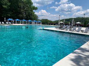 Piscina di 4BR Retreat with Hot Tub and Resort Style Amenities o nelle vicinanze