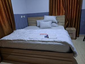 Postel nebo postele na pokoji v ubytování DeraDavids Apartment