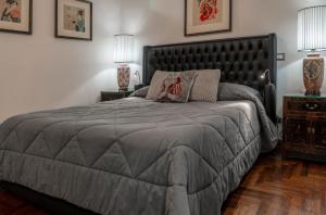 Un dormitorio con una cama grande y dos lámparas. en Regal House Roma Capucci 6, en Roma