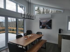 TV a/nebo společenská místnost v ubytování Paradis & SPA - Private Hot Tub at Saint Come