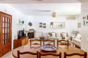 a living room with a table and a couch at Villa Audiência 38 in Monte Gordo