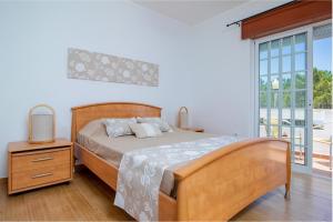 a bedroom with a large bed and a window at Villa Audiência 38 in Monte Gordo +42 photos