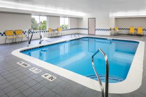 een zwembad met blauw water in een hotelkamer bij Comfort Inn & Suites Olathe - Kansas City in Olathe