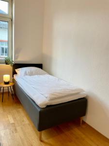 Postel nebo postele na pokoji v ubytování LaBed - Wohnen direkt an der Drosselgasse, stilvolle Ferienwohnung mit Rheinblick