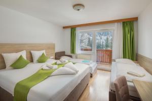 Postel nebo postele na pokoji v ubytování Hotel Sonnhof Rauris + 37 fotografií
