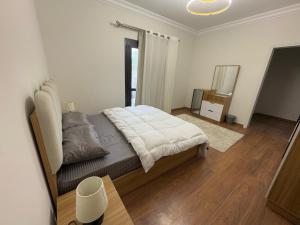 Postel nebo postele na pokoji v ubytování Apartment for rent westown- Beverly Hills View landscape