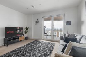 Televisyen dan/atau pusat hiburan di 2BR Flat Close to Wembley Stadium Quick Tube To London