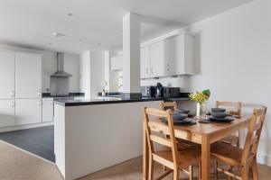 Dapur atau dapur kecil di 2BR Flat Close to Wembley Stadium Quick Tube To London +19 gambar