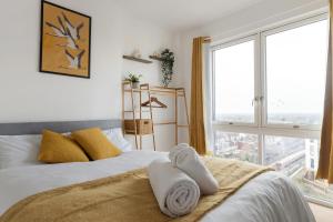 Katil atau katil-katil dalam bilik di 2BR Flat Close to Wembley Stadium Quick Tube To London