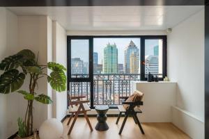 Balkón nebo terasa v ubytování Shanghai M home B&B near East Nanjing Road Subway near The Bund and Peoples Square 上海小胖纸民宿-南京东路店-天赐外滩