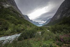 a view of a river in a valley with mountains at Apartment AliS in Tønjum +6 photos