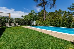 a swimming pool in the backyard of a house at Villa Audiência 38 in Monte Gordo