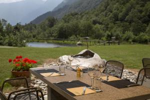 een tafel met glazen en servetten bovenop bij Familienhotel Campagna in Frasco
