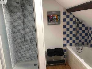 莫龙Bakers Cottage near broceliande forest的带浴缸和盥洗盆的淋浴浴室 更多17张照片