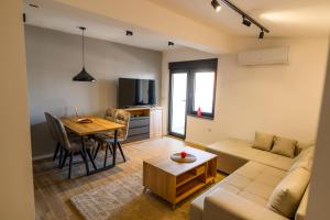 TV a/nebo společenská místnost v ubytování Premium L&L Apartments Modern Designer Stay with Spa Vibe