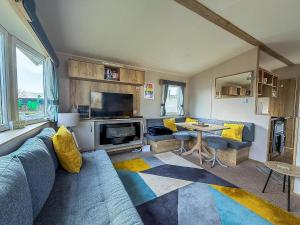 Η κουζίνα ή μικρή κουζίνα στο Stunning 6 Berth Caravan With Decking At Broadland Sands Ref 20028Bs