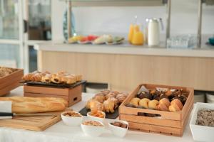 stół z pudełkami różnych rodzajów wypieków w obiekcie Aparthotel Marina Drach w Porto Cristo